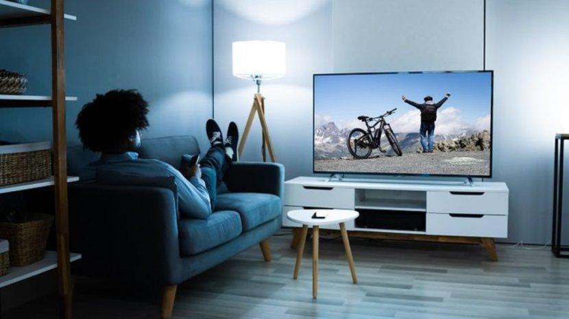 Ilustrasi-menikmati-tayangan-favorit-melalui-Smart-TV-dengan-visual-yang-lebih-jernih.jpg