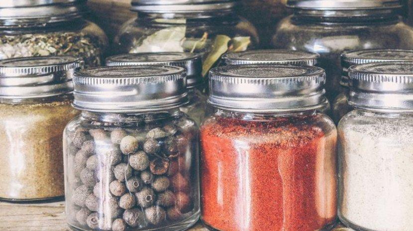 Ilustrasi-menyimpan-bumbu-dapur-di-dalam-wadah-yang-tepat.jpg