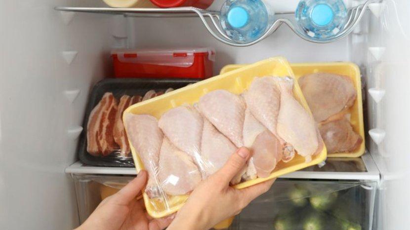 Ilustrasi-menyimpan-daging-ayam-di-dalam-kulkas.jpg
