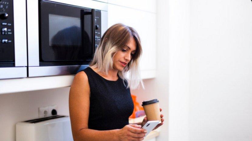 6 Penyebab Bau Gosong pada Microwave dan Cara Mengatasinya