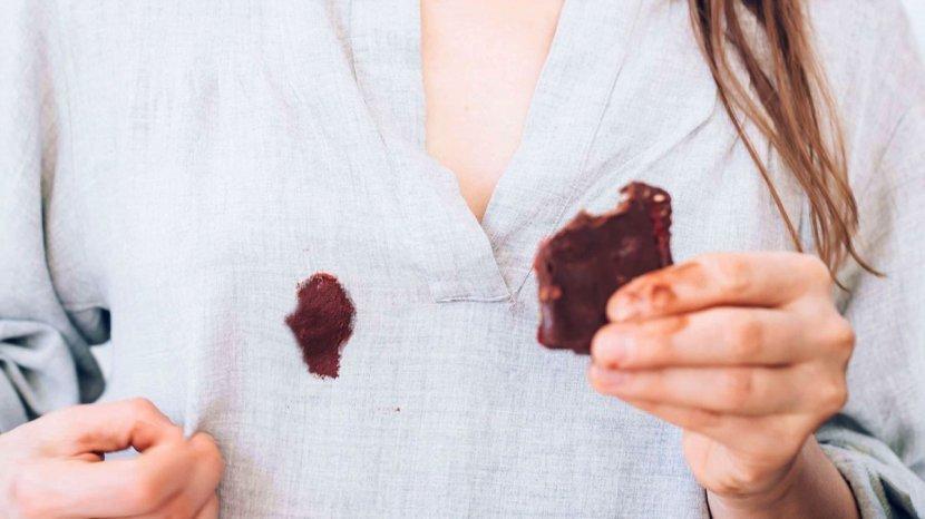 Cara Membersihkan Noda Makanan Cokelat di Baju Putih secara Tuntas Tanpa Bekas