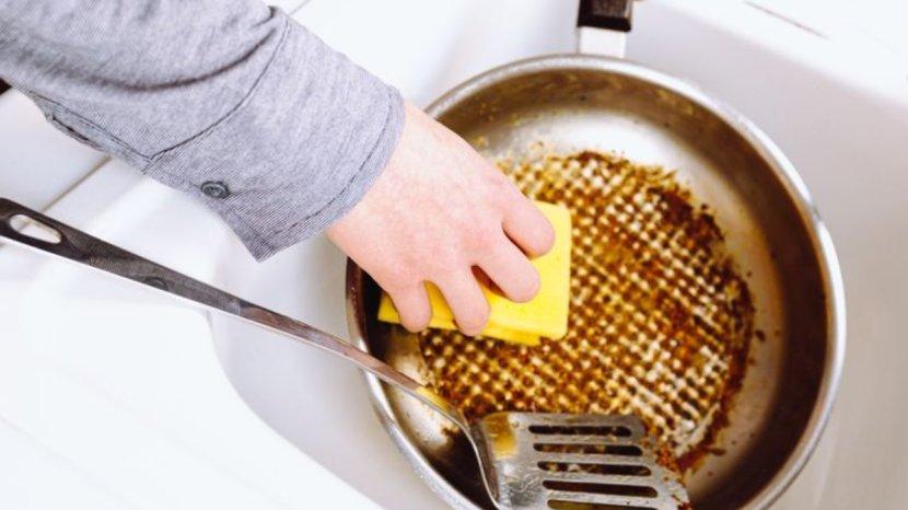 Ilustrasi-noda-lemak-pada-alat-masak-yang-susah-dibersihkan.jpg