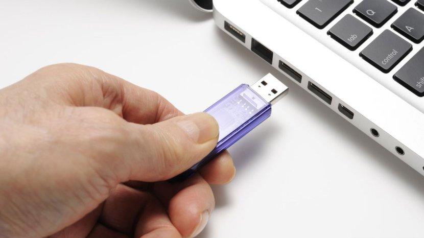 Ilustrasi-pemakaian-flashdisk-yang-dipasang-di-laptop.jpg