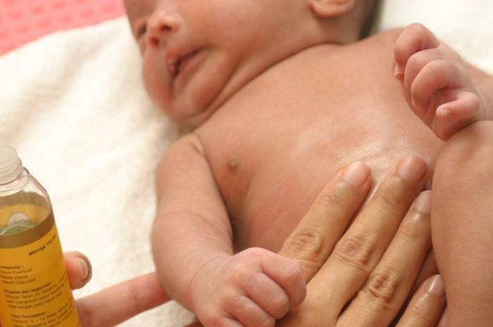 Ilustrasi-pemakaian-minyak-telon-pada-bayi-Rekomendasi-Produk-Minyak-Telon-Anti-Nyamuk-untuk-Bayi.jpg