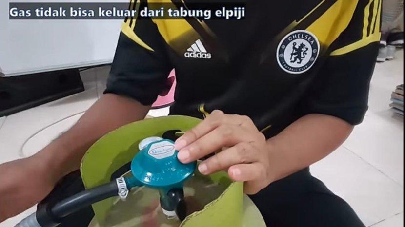 Ilustrasi-penggantian-tabung-gas-namun-tidak-bisa-mengeluarkan-gas-dari-dalamnya.jpg
