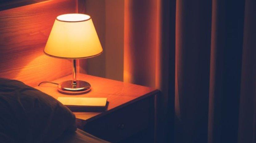 Ilustrasi-penggunaan-lampu-tidur-dengan-cahaya-yang-tidak-menyilaukan-mata.jpg