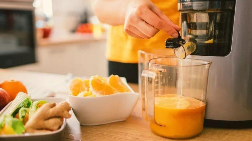 Ilustrasi-penggunaan-slow-juicer-yang-mampu-menjaga-nutrisi-buah-dan-sayur-lebih-baik.jpg