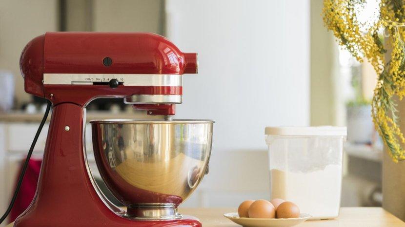 Ilustrasi-penggunaan-stand-mixer-untuk-mengaduk-bahan.jpg