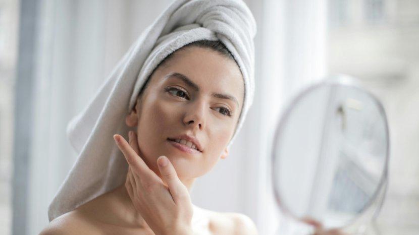 Ilustrasi-perempuan-memakai-skincare-di-pagi-hari.jpg