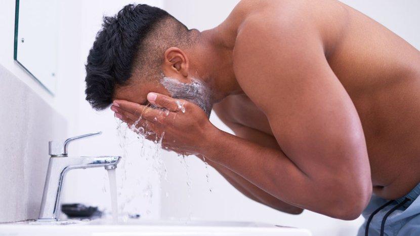 Ilustrasi-pria-mencuci-wajah-dengan-face-wash.jpg