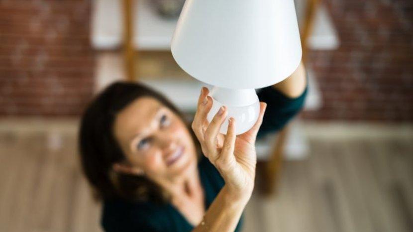 Ilustrasi-seorang-wanita-yang-sedang-memasang-lampu.jpg
