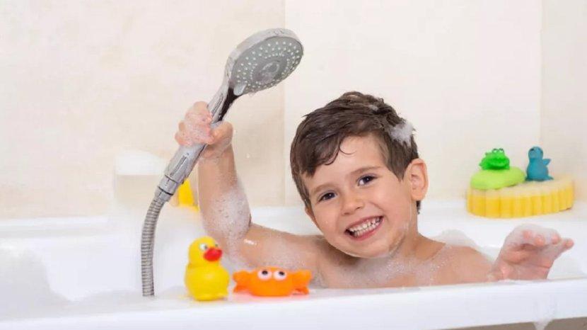 5 Rekomendasi Mainan Air untuk Menemani Si Kecil Waktu Mandi, Jadi Makin Seru