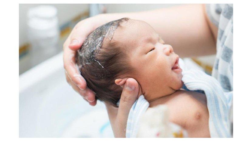 6 Tips Mengurangi Rambut Rontok Pada Bayi, Dijamin Aman dan Ampuh