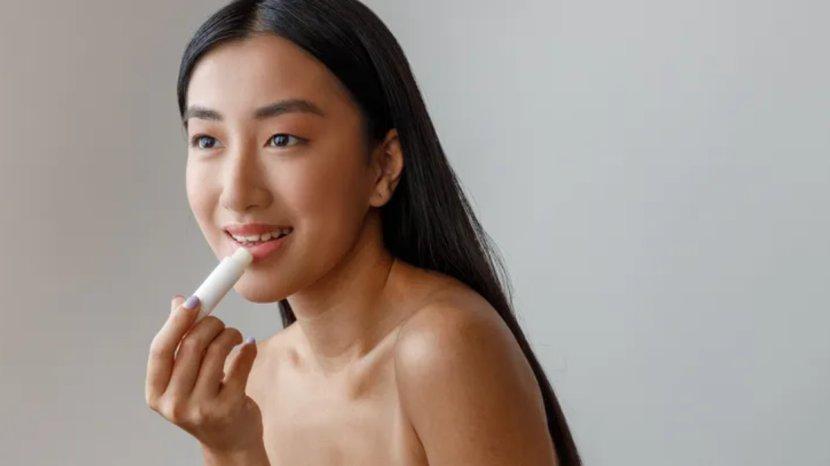 Ilustrasi-wanita-menggunakan-lip-balm-sebelum-pengaplikasian-lip-oil.jpg