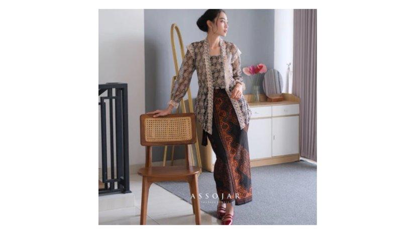 Kirana-Atasan-Kebaya-Kutubaru-Modern-by-Assojar-Fashion1.jpg