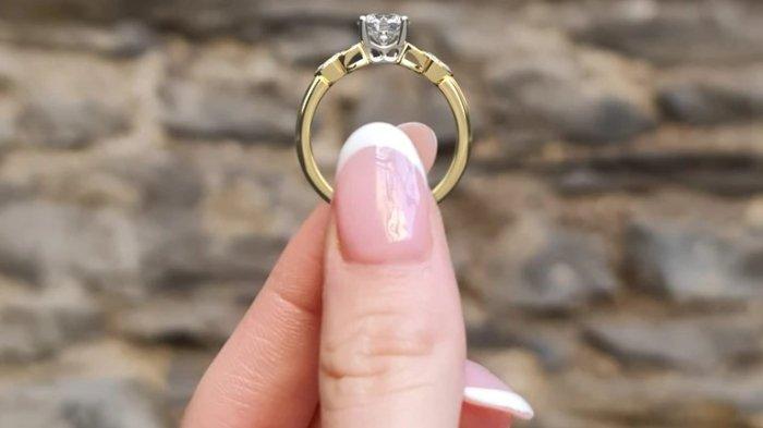 Membuat-kecil-cincin-emas.jpg