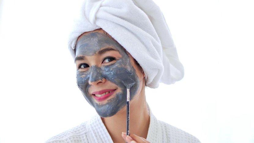 Mengaplikasikan-clay-mask-pada-kulit-wajah.jpg