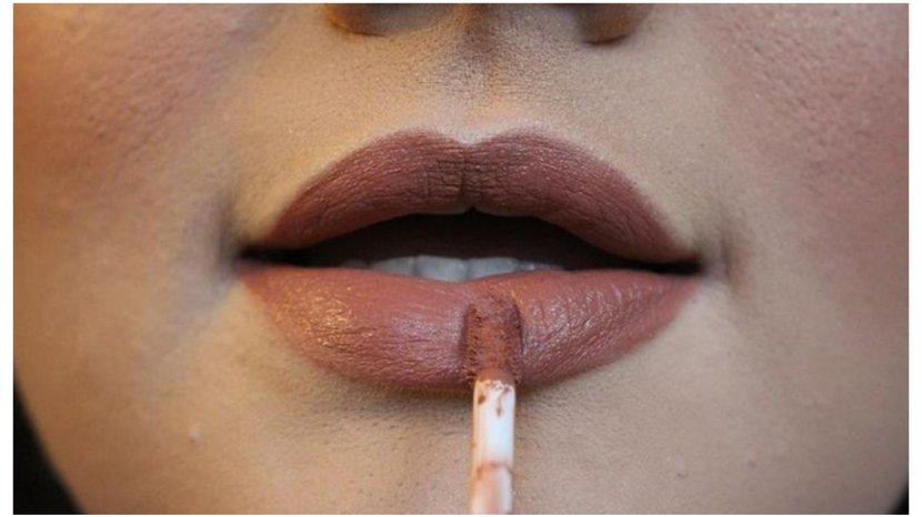 Mengaplikasikan-produk-lip-cream.jpg