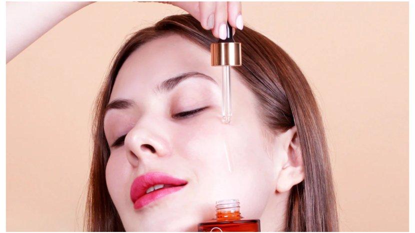 Mengaplikasikan-serum-wajah-yang-mengandung-niacinamide.jpg