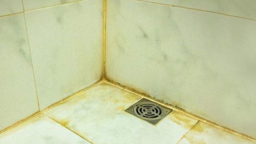 8 Trik Mudah Membersihkan Noda Kuning di Lantai Kamar Mandi, Atasi dengan Bahan Ramah Lingkungan 