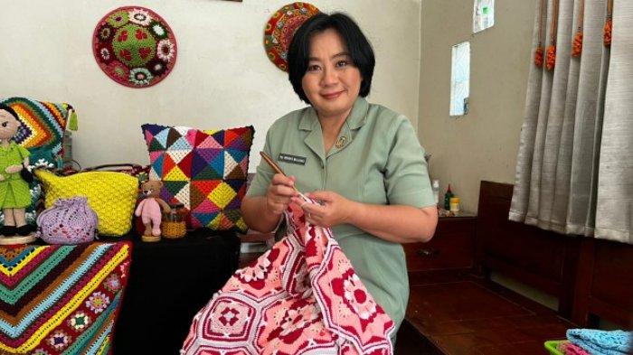 Profil Ny Weny Arnita Sandy, Perajin Rajut dan Anggota Persit Kodim Surakarta yang Aktif Berkarya