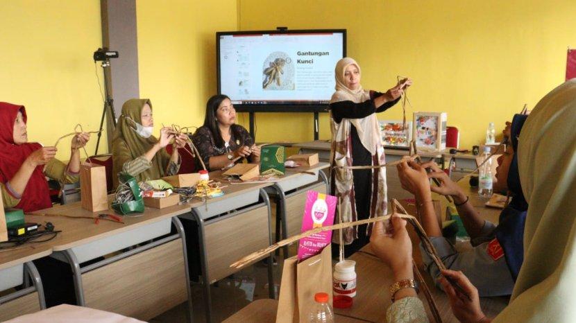 Cara Rnie Flowercraft Menjaga Kualitas Produk dan Dipercaya Sebagai Pengajar Kesenian