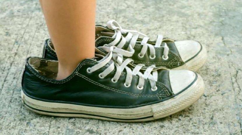 6 Cara Mengatasi Sepatu yang Kebesaran dengan Mudah dan Nyaman Digunakan, Anti Ribet!