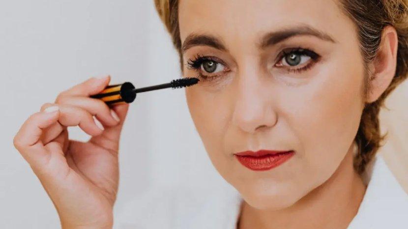 Tips Makeup untuk Usia 40-an ala MUA, Hindari Produk yang Punya Hasil Matte dan Kandungan Alkohol