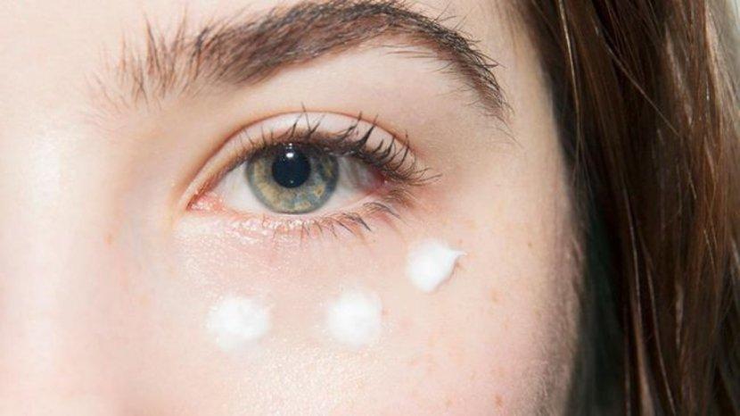Tips-Menggunakan-Eye-Cream-Agar-Hasilnya-Meresap-dan-Menghilangkan-Mata-Panda.jpg