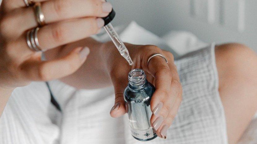 Tips-dan-Trik-Memakai-Serum-Agar-Wajah-Tidak-Berminyak.jpg