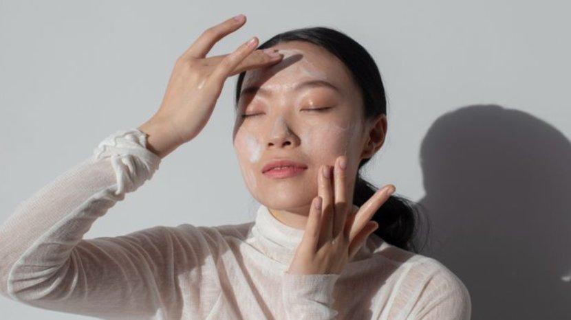 Tips dan Trik Memakai Sunscreen yang Benar Agar Wajah Tidak Kusam