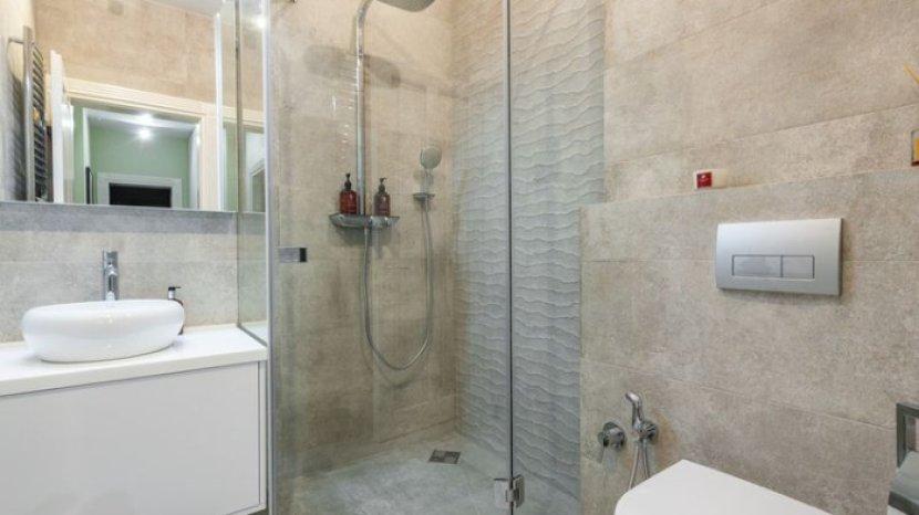 6 Tips Mengatasi Pengap di Kamar Mandi yang Minim Ventilasi