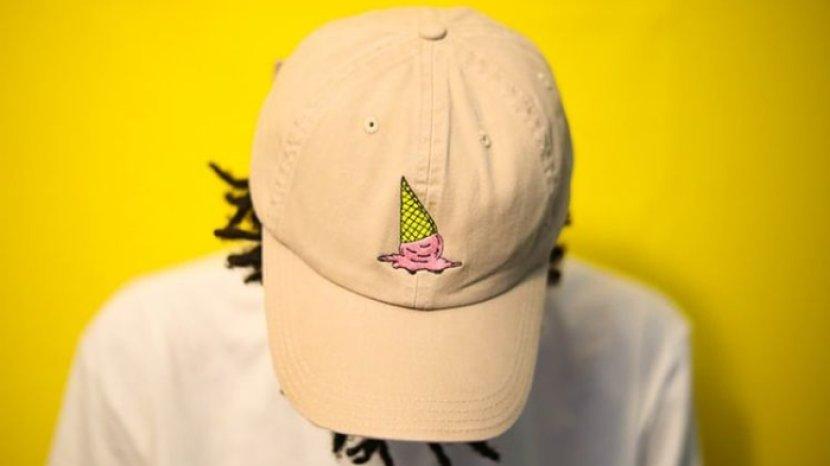 5 Tips Membersihkan Topi dari Bekas Keringat yang Menghitam dan Bau Apek Secara Menyeluruh
