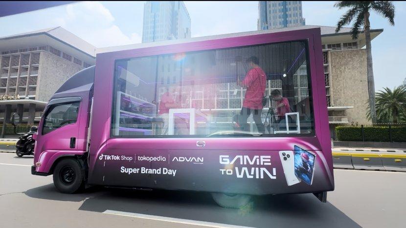 ADVAN Torehkan Rekor MURI, Luncurkan Produk Baru Lewat Siaran Langsung di Jalanan Kota
