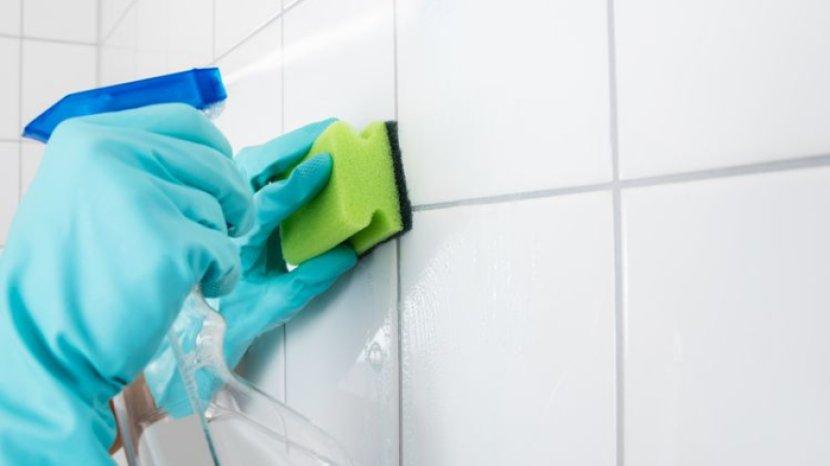 7 Cara Membersihkan Kerak Sabun di Lantai dan Dinding Kamar Mandi, Ampuh Tak Berbekas