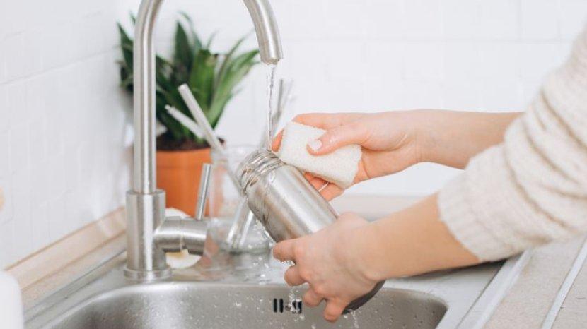 bau-basi-di-botol-minum-bisa-diatasi-dengan-berbagai-cara-termasuk-pakai-bahan-alami.jpg
