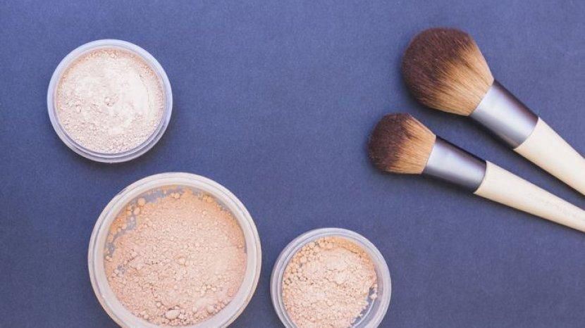 5 Rekomendasi Bedak Tabur Bikin Riasan Nempel Seharian di Kulit Wajah