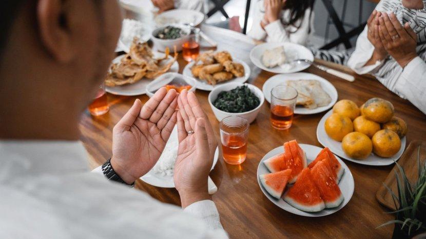 Puasa Lancar Meski Punya GERD atau Asam Lambung, Ini 8 Tips yang Wajib Kamu Coba