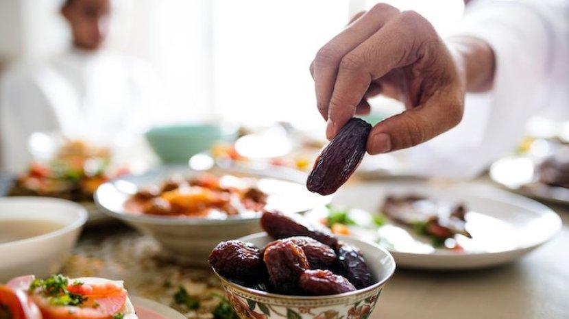 8 Manfaat Rutin Makan Kurma saat Berbuka Puasa, Menambah Energi hingga Cegah Penyakit Jantung