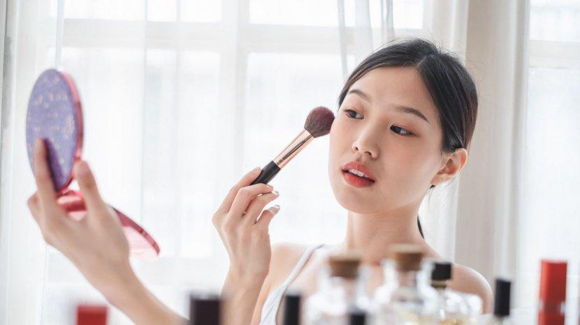 Percantik Riasan Pipi dengan 4 Rekomendasi Blush On Warna Peach Salah Satunya dari Emina