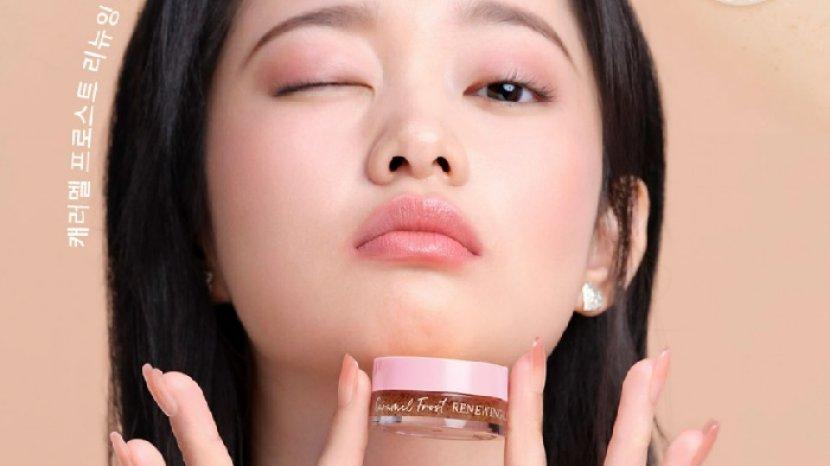 5 Rekomendasi Lip Scrub Terbaik yang Ampuh Melembapkan Bibir Kering dan Pecah-pecah