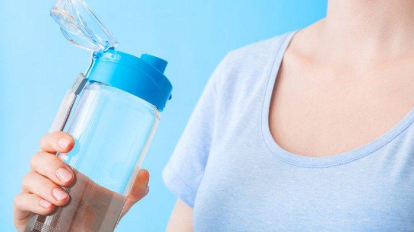 5 Tips Membersihkan Botol Minum yang Kusam, Gunakan Cuka dan Baking Soda 