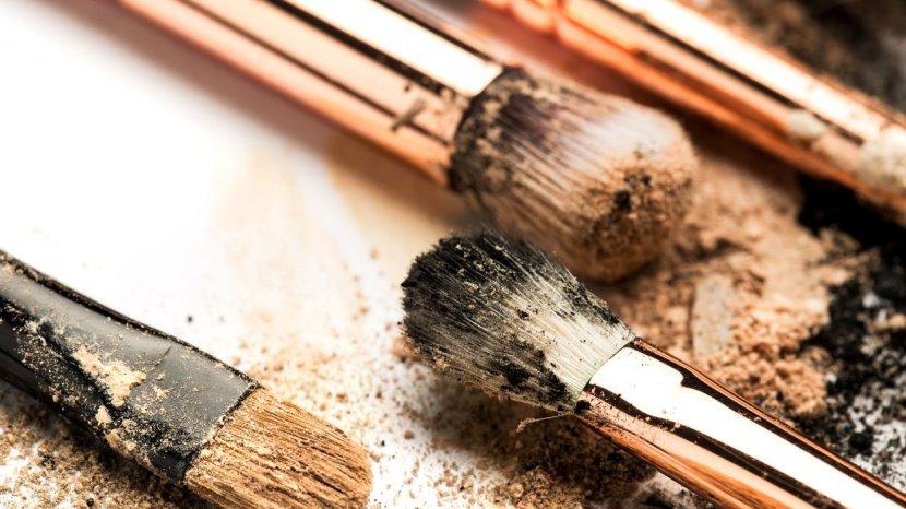 5 Langkah Mencuci Brush Make Up dengan Benar