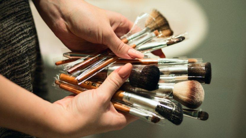 7 Tanda Kamu Harus Segera Mengganti Kuas Makeup