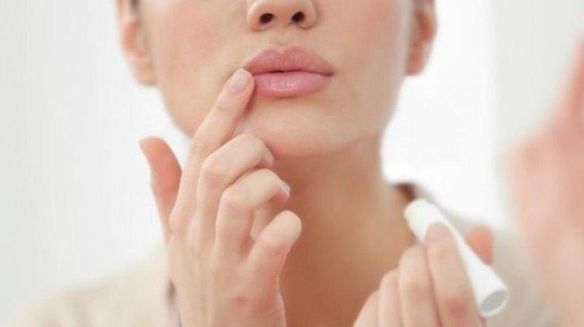 4 Cara Paling Ampuh Menghilangkan Bekas Warna Lip Tint yang Masih Menempel di Bibir