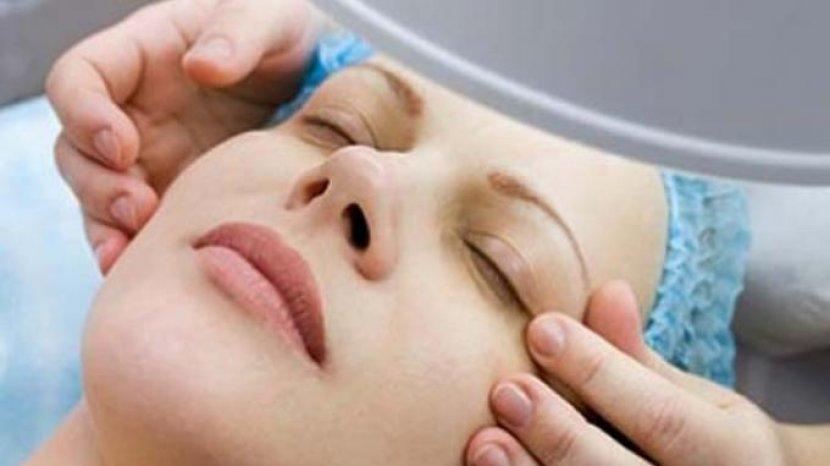 Cerahkan Kulit Wajah, Gunakan 3 Produk Peeling Tersedia di Sociolla