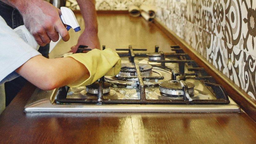 6 Tips Membersihkan Sisa Minyak di Area Kompor yang Masih Terasa Licin Walau Sudah Dilap