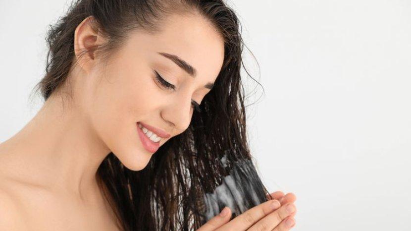 Nutrisi Rambut dengan MAKARIZO Salon Daily Conditioner