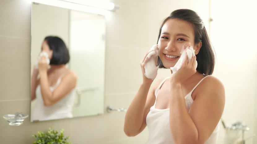 Kulit Wajah Sensitif? Cobain 5 Facial Wash Berikut