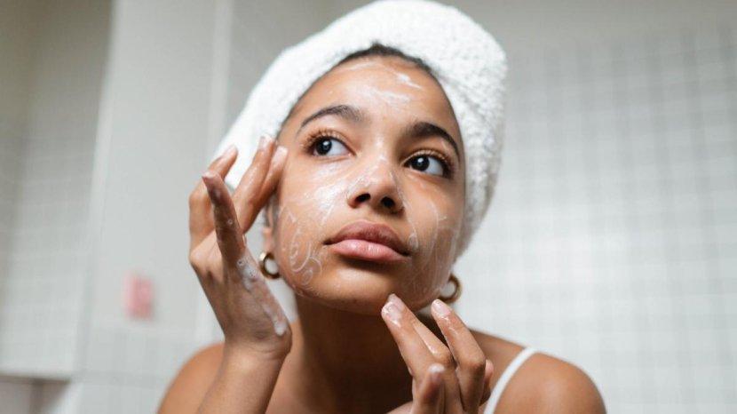 5 Rekomendasi Face Scrub Terbaik untuk Angkat Sel Kulit Mati